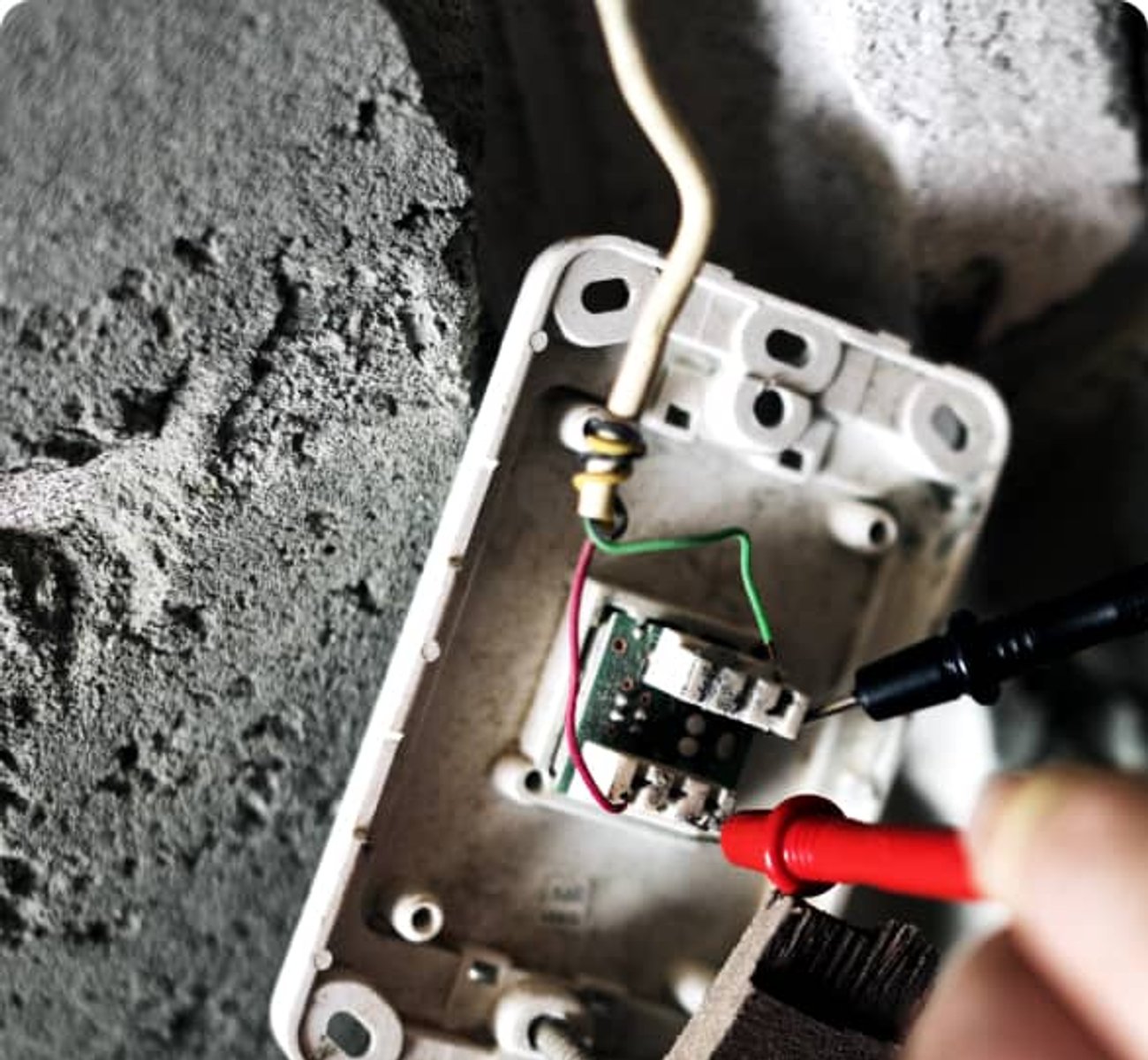 Satisfied customer with an ESER Electrical maintenance technician