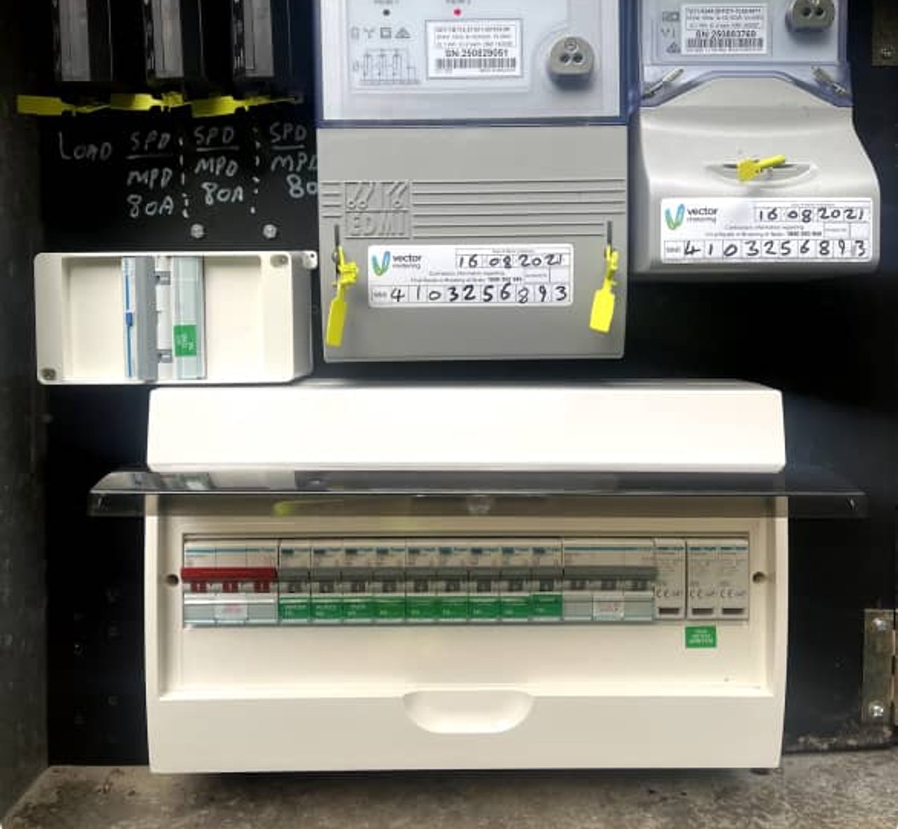 ESER Electrical technician providing fast response for electrical emergency